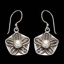 Load image into Gallery viewer, Silver earrings - flower design with pearl