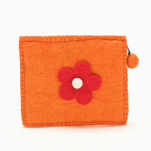 Load image into Gallery viewer, Felt purse - square - with a flower
