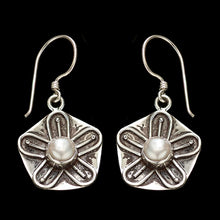 Load image into Gallery viewer, Silver earrings - flower design with pearl

